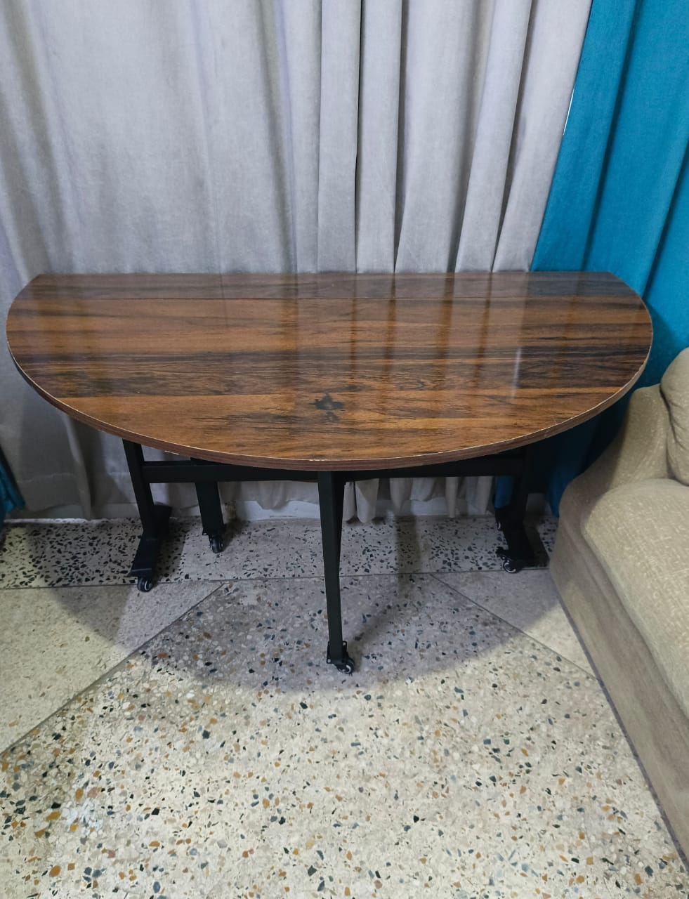 Foldable Round Table