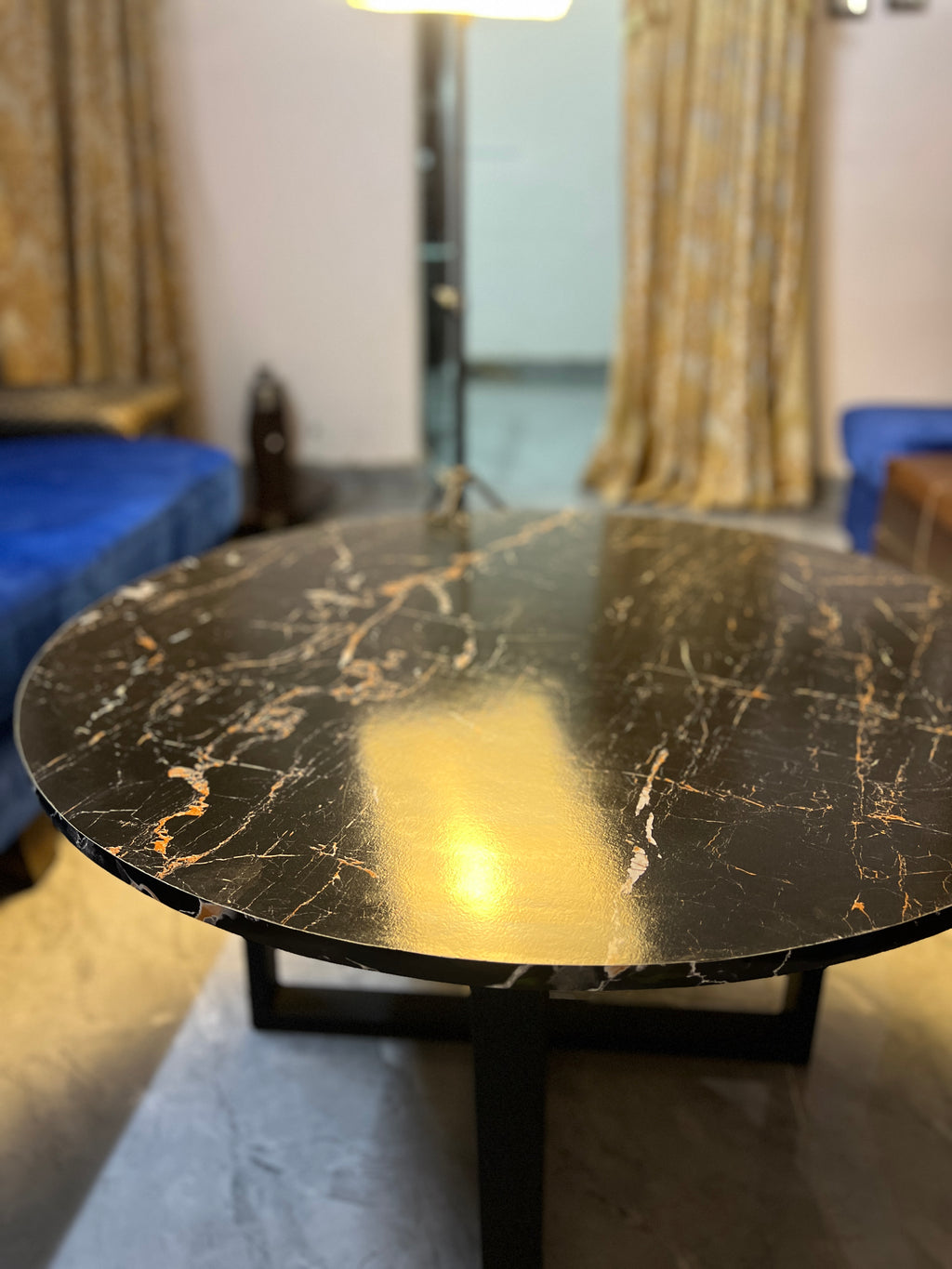 Round center table black